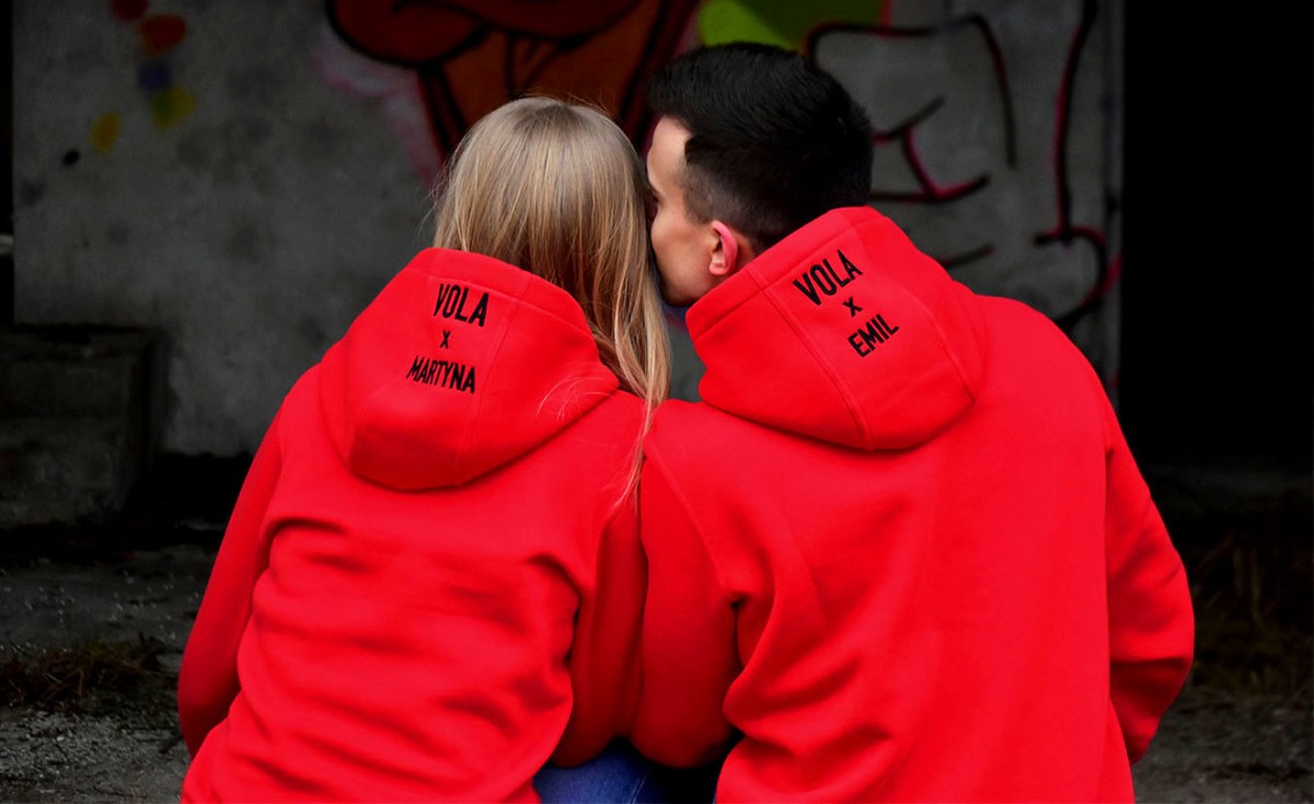 Czerwone bluzy Vola takie same Damska i Męska. Tył, indywidualne napisy na kapturach